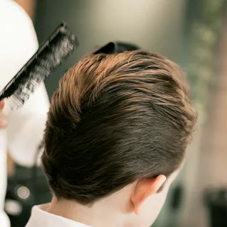 Hinterkopf eines Jungen mit frisch gekämmtem Haar